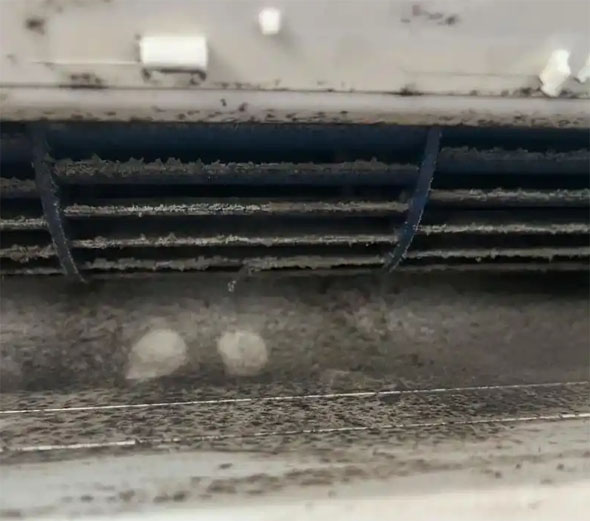 达尔罕茂明空调吹的风有股烧焦味是怎么回事